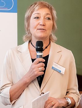 Professorin der Hochschule Esslingen spricht in ein Mikrofon