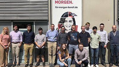 Gruppe von jungen Doktorandinnen und Doktoranden der Hochschule Esslingen mit Professor