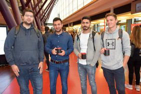 Gruppe von vier jungen Männern