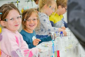 Kinder im Labor Farbe