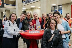 Gruppe von Personen beim Pflegejubiläum