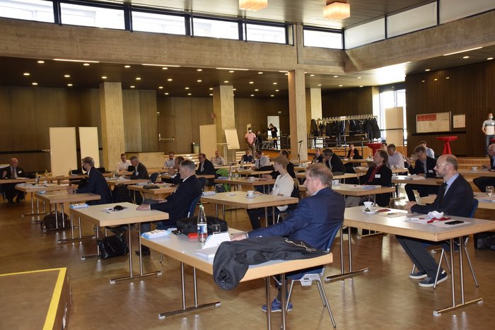 Gruppe von Tagungsteilnehmern in einem gro&szlig;en Saal sitzend