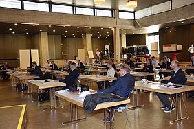 Gruppe von Tagungsteilnehmern in einem großen Saal sitzend