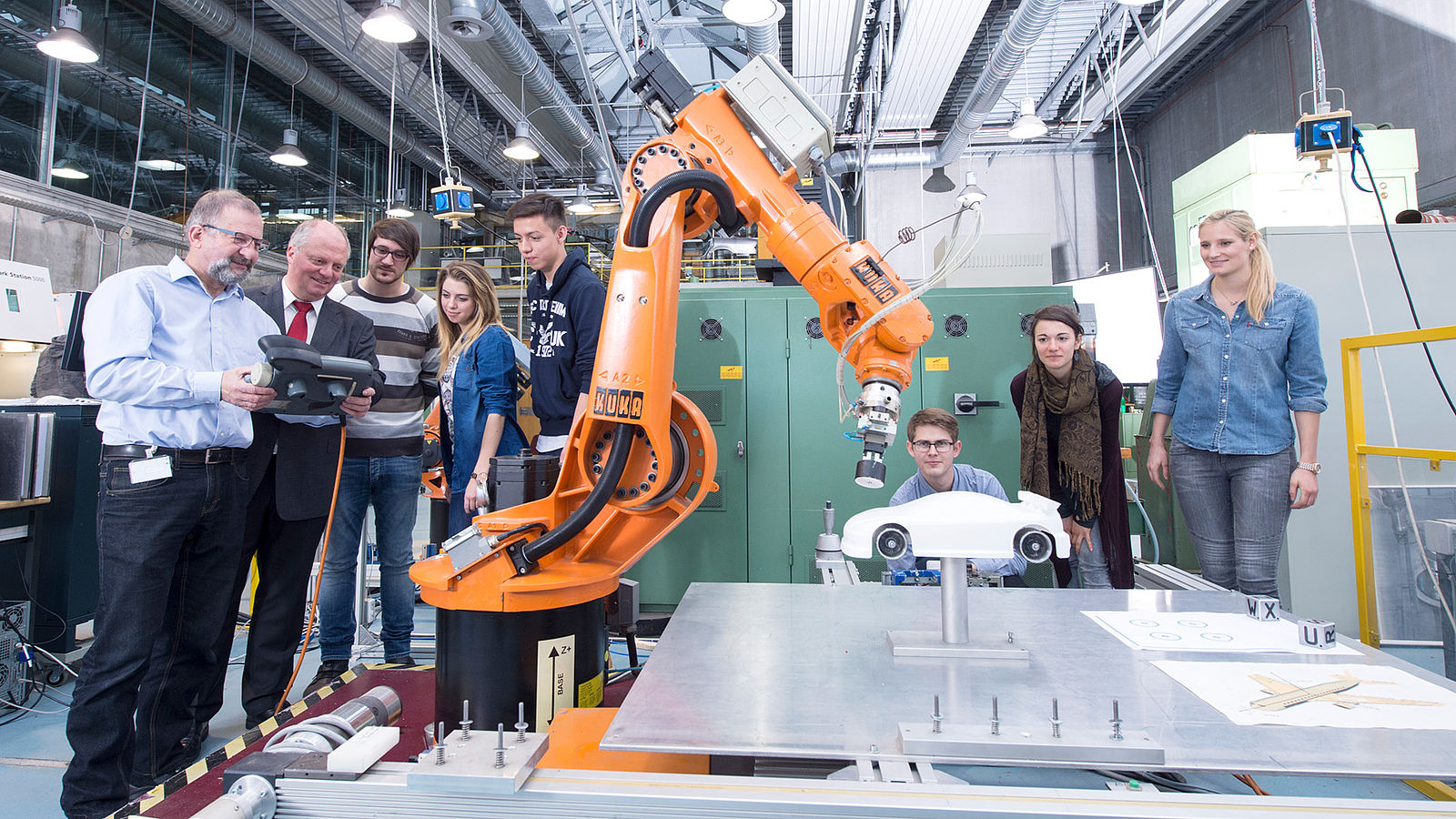 Students of the Master’s programme in Resource Efficiency in Mechanical Engineering in the laboratory