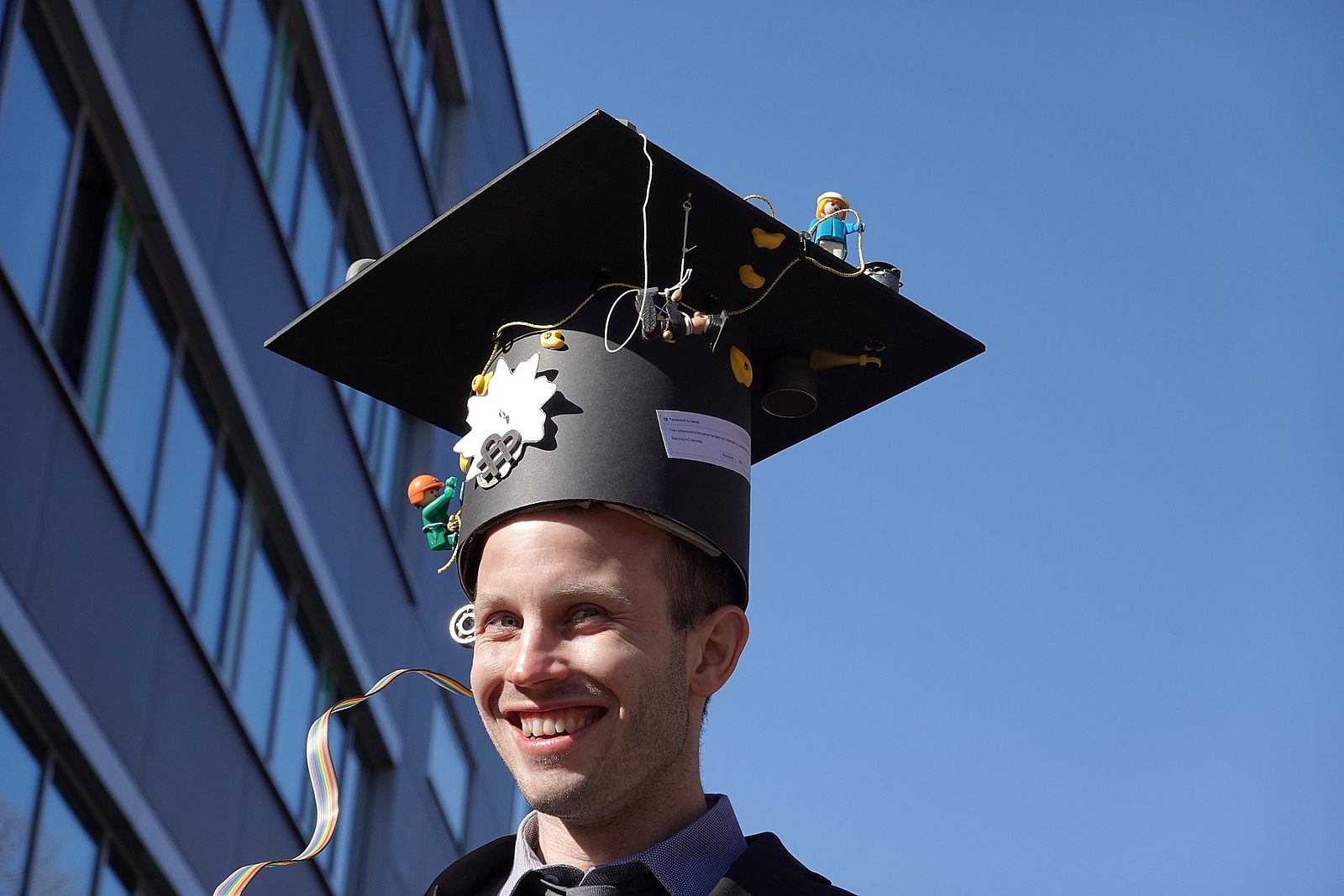 Junger Mann aus der Hochschule Esslingen mit Doktorhut