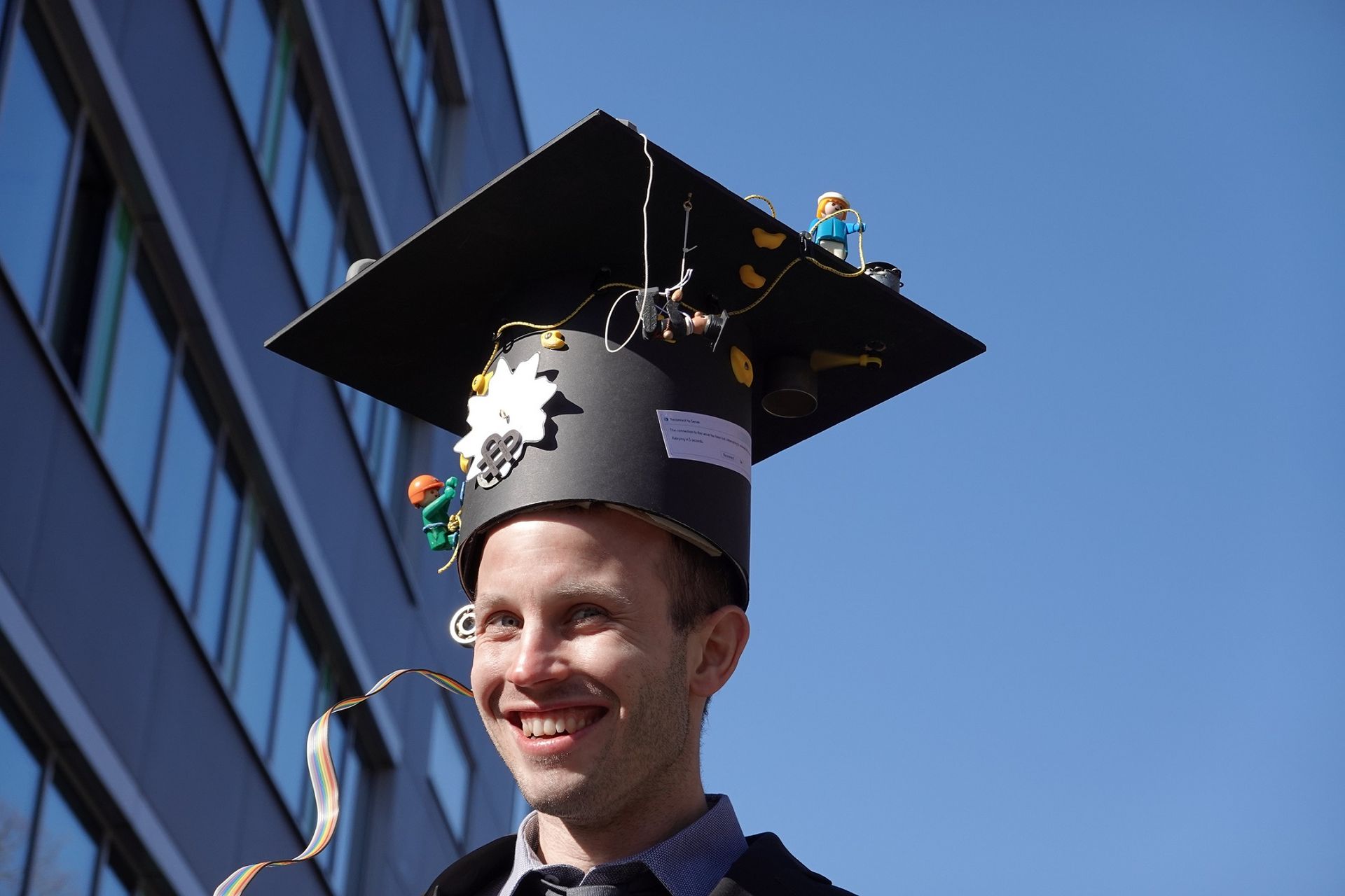 Junger Mann aus der Hochschule Esslingen mit Doktorhut