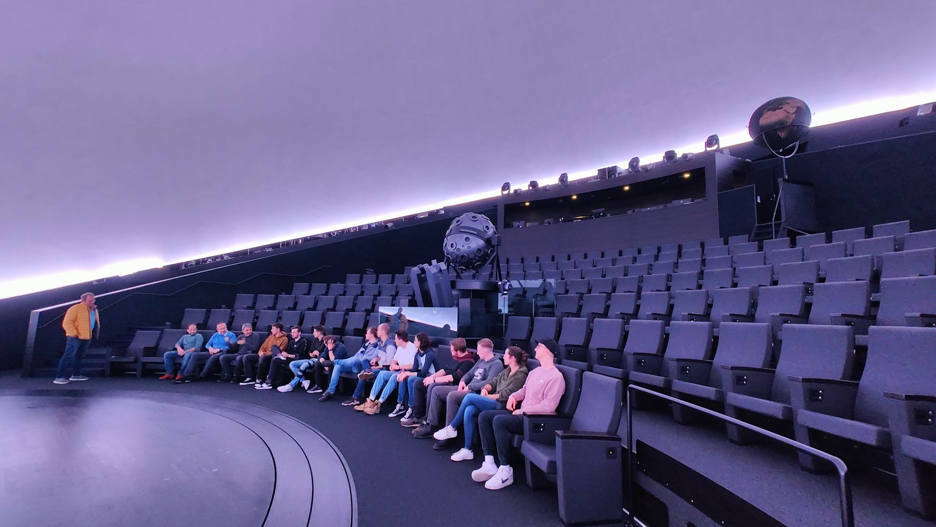 Science Center Heilbronn: Der Zuschauerraum mit Sternenprojektor. 