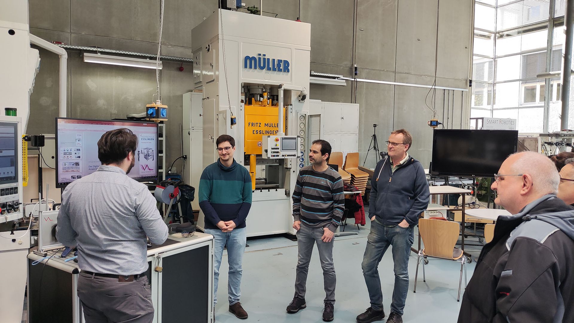 Timm von Bergen zusammen mit den Gästen des Arbeitskreis XR-Technologiewerkstatt im Virtual Automation Lab.