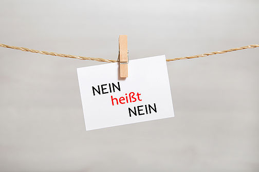 Zettel mit der Aufschrift "Nein heißt Nein" hängt an einer Schnur
