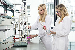 Zwei Studentinnen im Labor der Fakultät Angewandte Naturwissenschaften, Energie- und Gebäudetechnik 