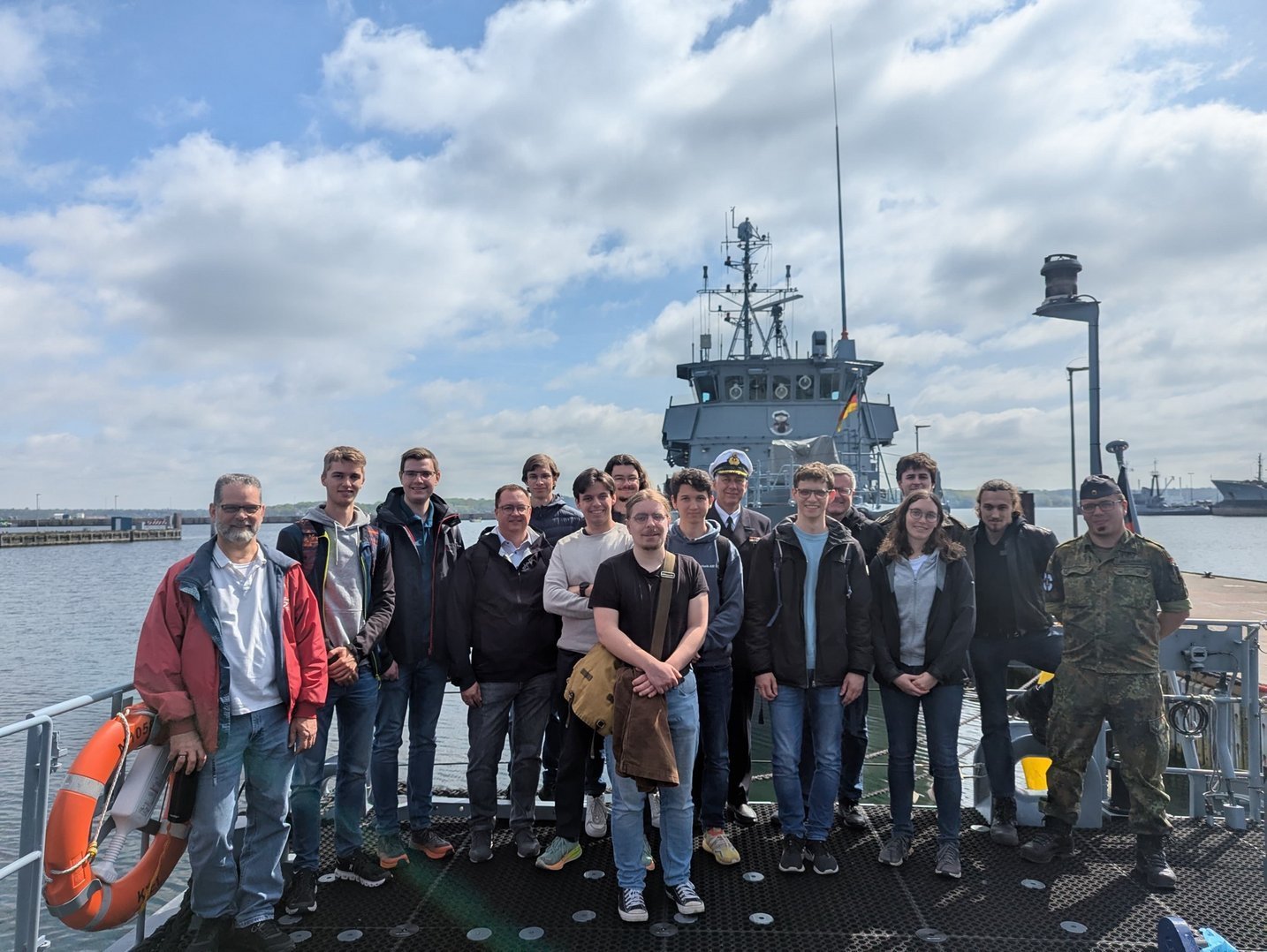 Gruppe Studierender vor Schiff