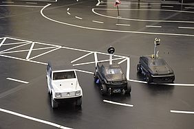 Drei selbstfahrende Modellautos 