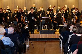 Ein klassisches Orchester im Hintergrund