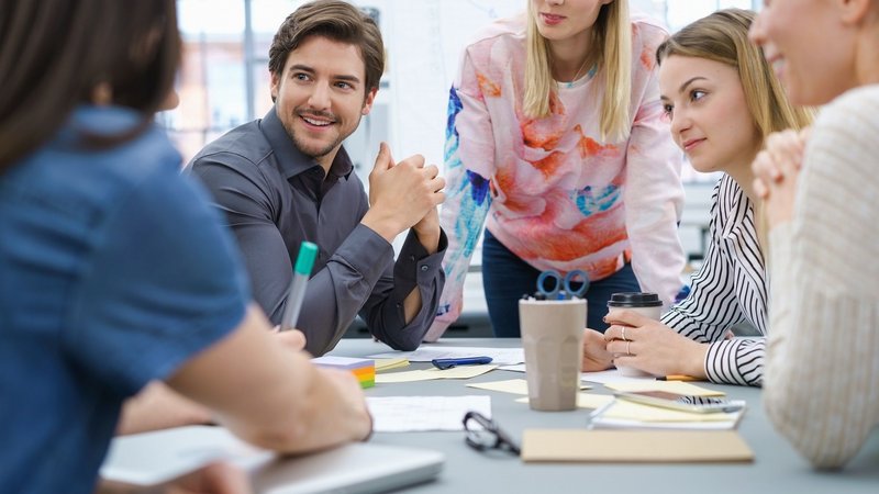 kollegen arbeiten zusammen an einem projekt