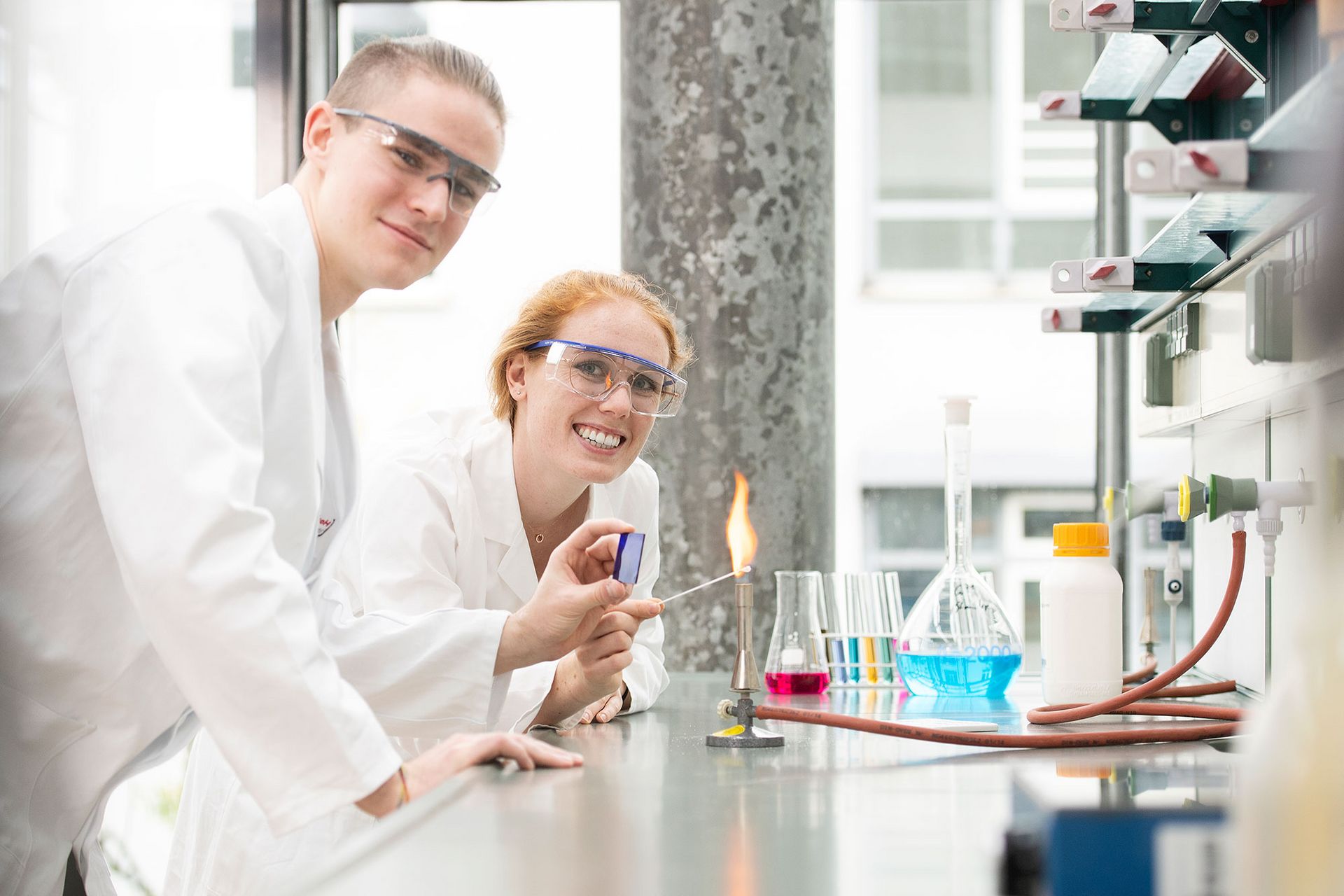 Studierende im Labor für Chemieingenieurwesen.