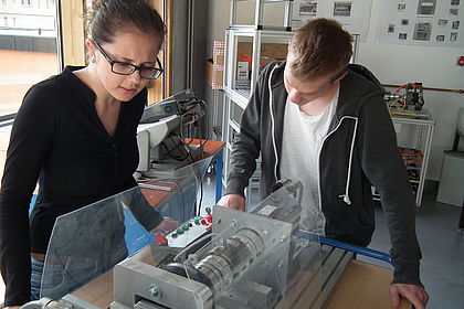 Studierende während der Laborübung Kfz-Elektronik, Foto: Fakultät Fahrzeugtechnik