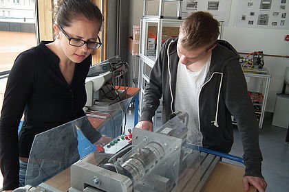 Lab excercise “Automotive electronics”, in which students work in pairs to set up, evaluate and measure electronic systems and electric drives, and programme microcomputers in vehicle models, Photo: Automotive Faculty