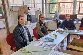 Drei Personen in einem Labor der Fakultät Angewandte Naturwissenschaften, Gebäude- und Energietechnik
