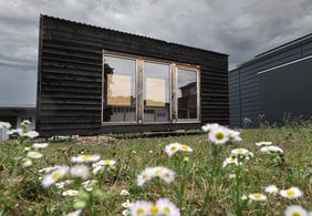 Kleines Holzhaus am Campus Göppingen der Hochschule Esslingen