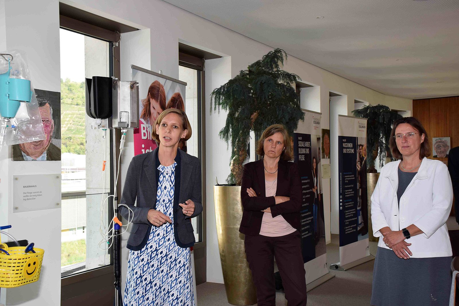 Fransziska Meinecke, Astrid Elsbernd und Gabriele Gühring beantworten Fragen zum Projekt Carcasys. Neben ihnen stehen die Infusionsständer.