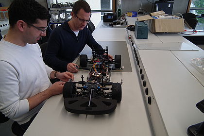 Lab excercises “Automotive electronics”, in which students work in pairs to set up, evaluate and measure electronic systems and electric drives, and programme microcomputers in vehicle models, Photo: Automotive Faculty