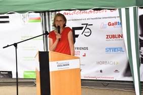 Frau am Rednerpult beim Kandelmarsch