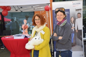 Zwei Frauen mit Exponaten