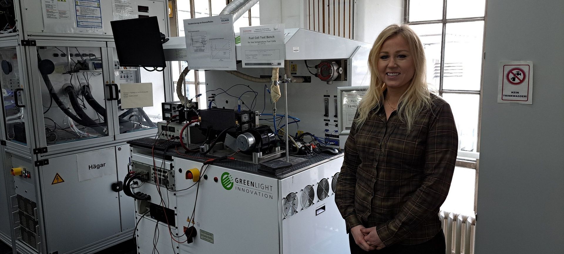 Frau steht in einem Labor der Hochschule Esslingen