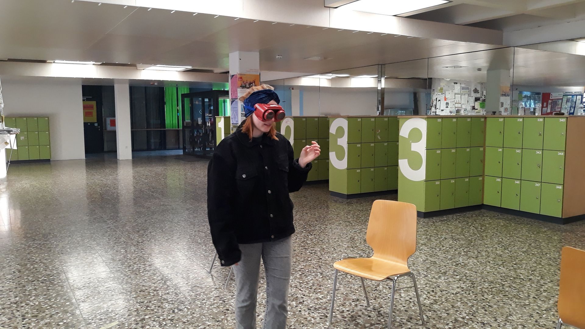 Junge Frau mit einer so genannten Rauschbrille 