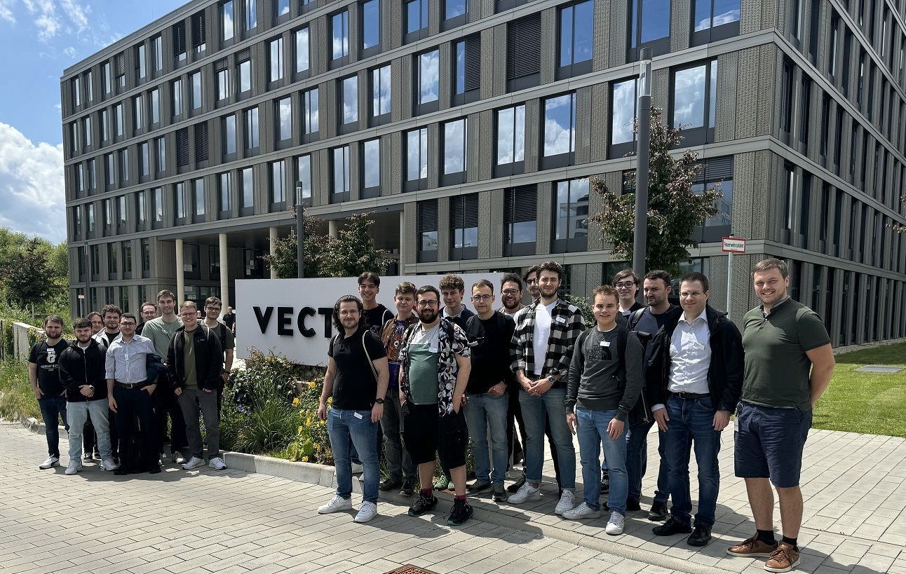 Gruppe von Studierenden vor einem Firmengebäude