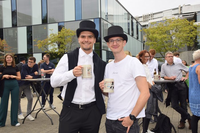 Zwei Männer mit Zylinder und Bierkrügen beim Kandelmarsch