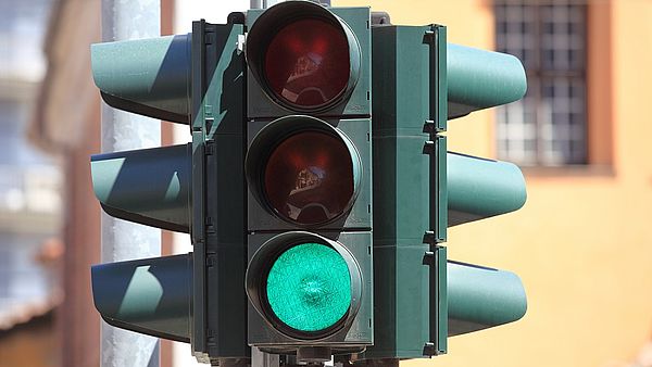 Ampel, die auf "grün" zeigt