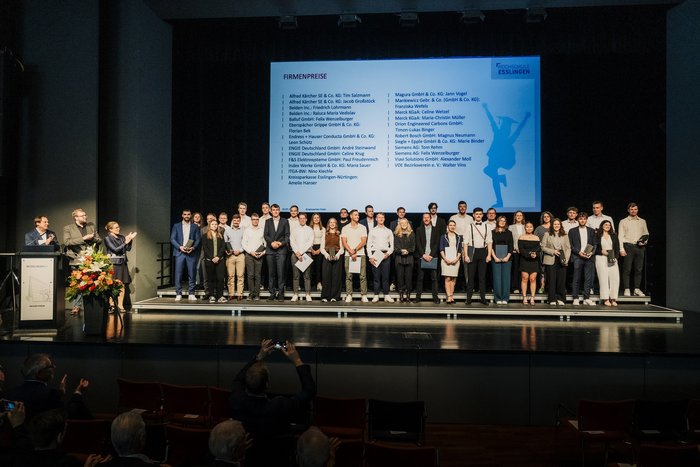 Viele Preisträgerinnen und Preisträger stehen auf der Bühne bei der Graduiertenfeier