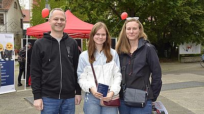Mann und Frau mit Tochter beim Tag der offenen Tür der Hochschule Esslingen