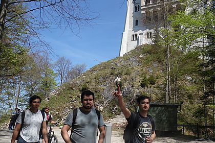 Studierende laufen den Berg herunter