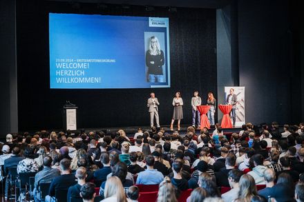 Blick in das Neckar Forum mit den dicht besetzten Stuhlreihen