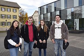 Gruppe von Studieninteressierten beim Studieninfotag der Hochschule Esslingen