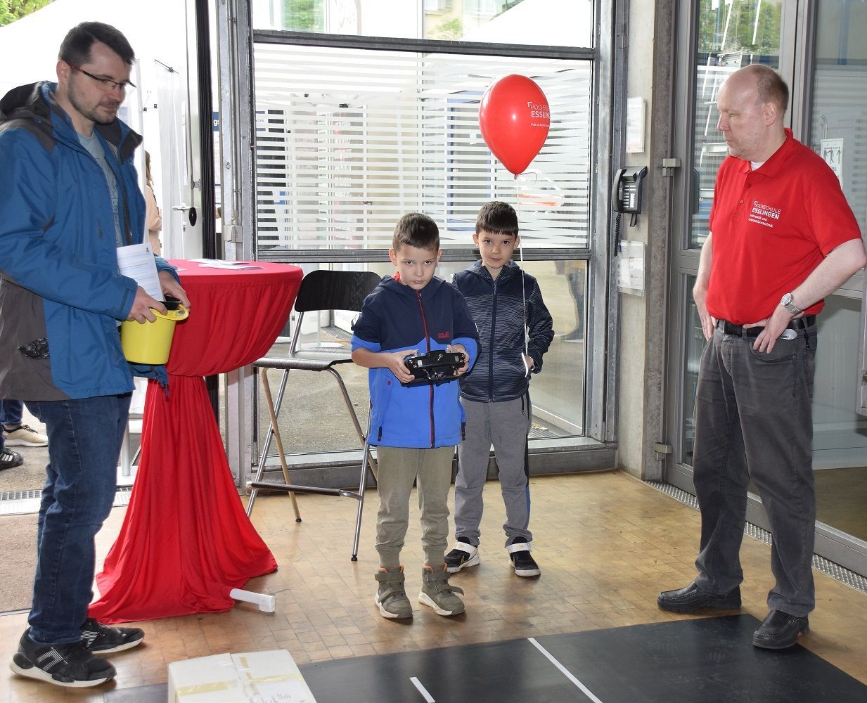Zwei Männer und zwei Kinder beim Tag der offenen Tür der Hochschule Esslingen