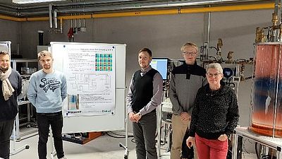 Professoren und Studierende im Labor Gebäude-, Energie- und Umwelttechnik der Hochschule Esslingen