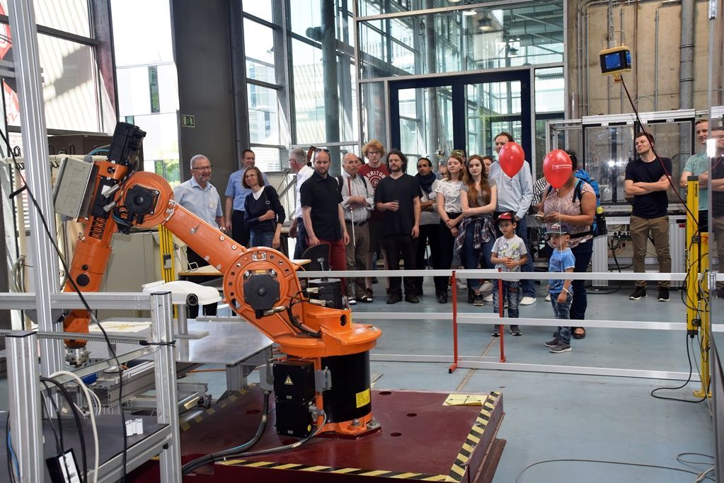 Besuchergruppe im Labor Maschinenbau