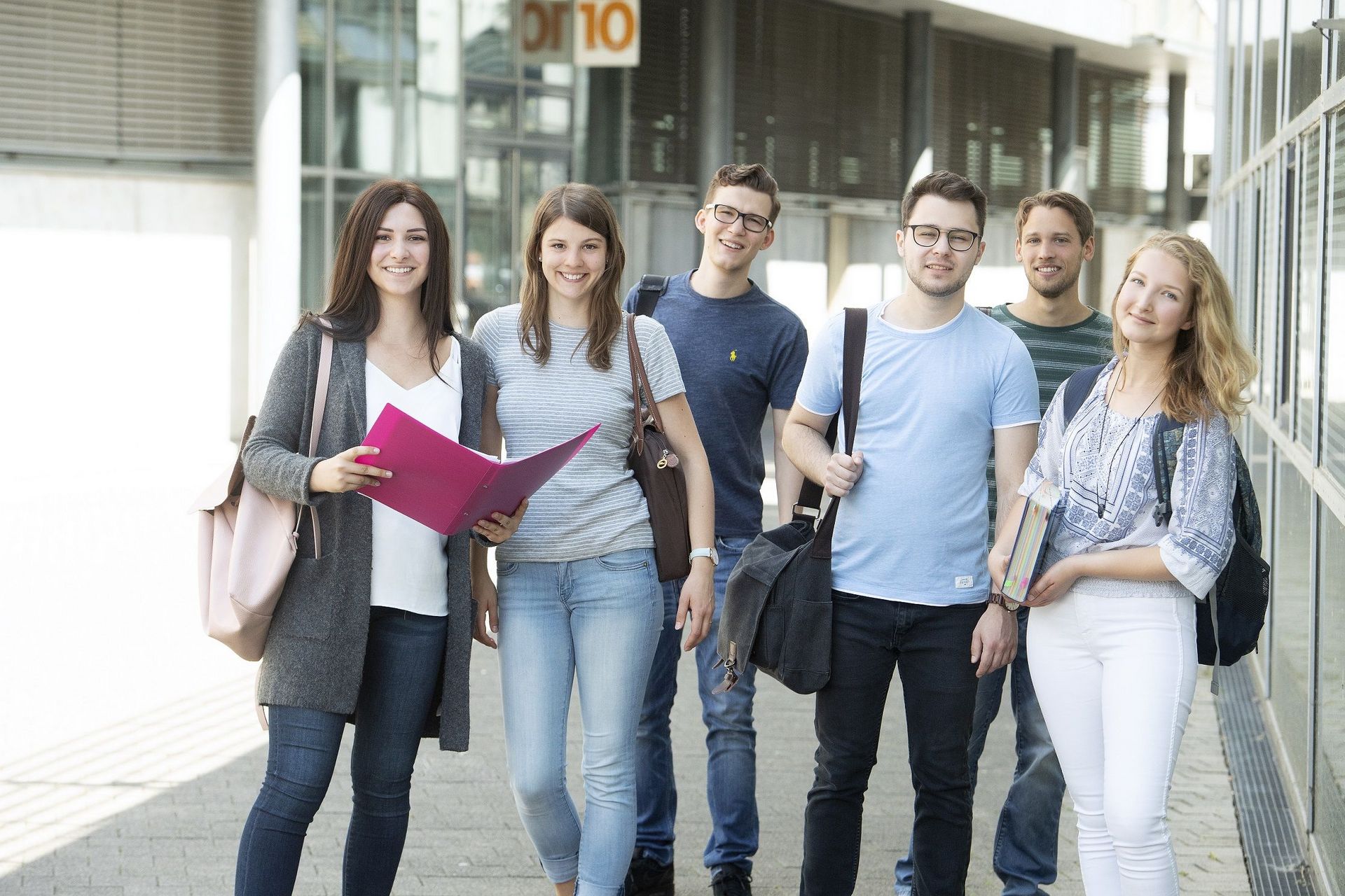 Studierende laufen über den Campus