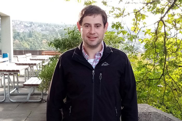 Mann steht auf dem Campus Flandernstraße