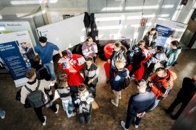 Blick auf Beratungsstände am Studieninfotag der Hochschule Esslingen
