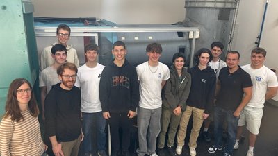 Sch&uuml;ler des Georgii-Gymnasiums Esslingen und des Theodor-Heuss-Gymnasiums Esslingen mit Projektbetreuerin Prof. Dr.-Ing. Sandra Hartl bei der Sch&uuml;ler-Ingenieur-Akademie 2026