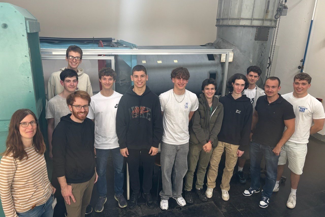 Sch&uuml;ler des Georgii-Gymnasiums Esslingen und des Theodor-Heuss-Gymnasiums Esslingen mit Projektbetreuerin Prof. Dr.-Ing. Sandra Hartl bei der Sch&uuml;ler-Ingenieur-Akademie 2026