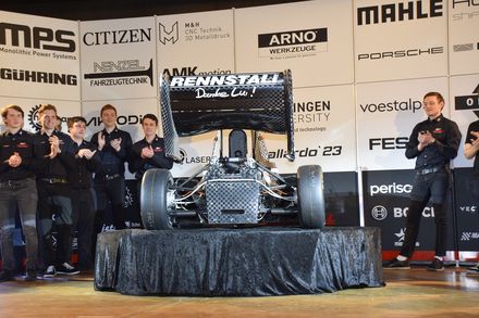 Rennauto der Hochschule Esslingen von hinten