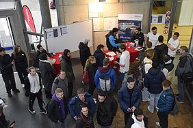 Blick von oben auf Beratungsstände am Studieninfotag der Hochschule Esslingen