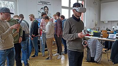 Schülerinnen und Schüler testen Virtual Reality Brillen an der Hochschule Esslingen aus