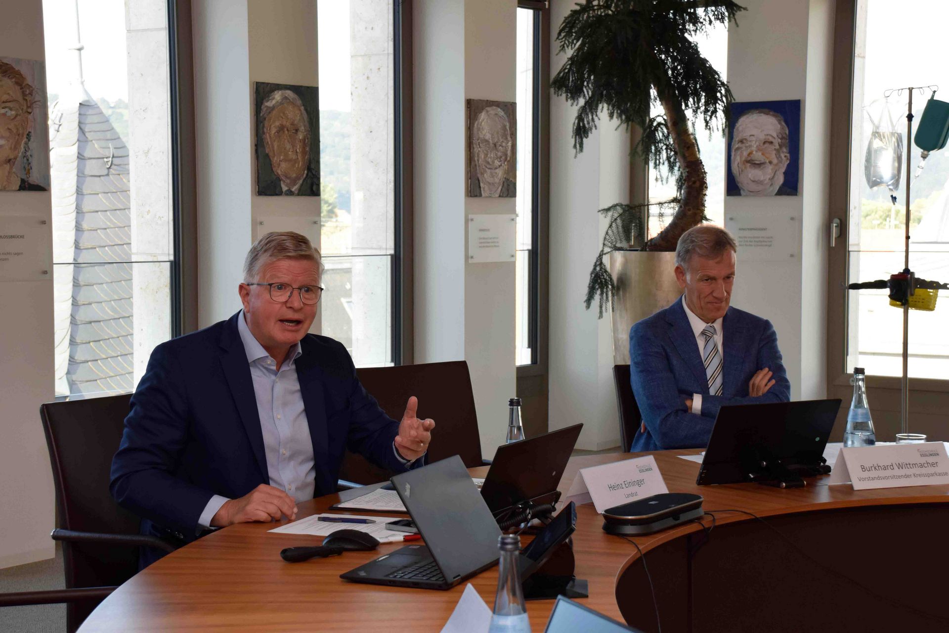 Landrat Heinz Eininger sitzt zusammen mit dem Vorstandsvorsitzenden der Kreissparkasse Esslingen-Nürtingen, Burkhard Wittmacher am Tisch.