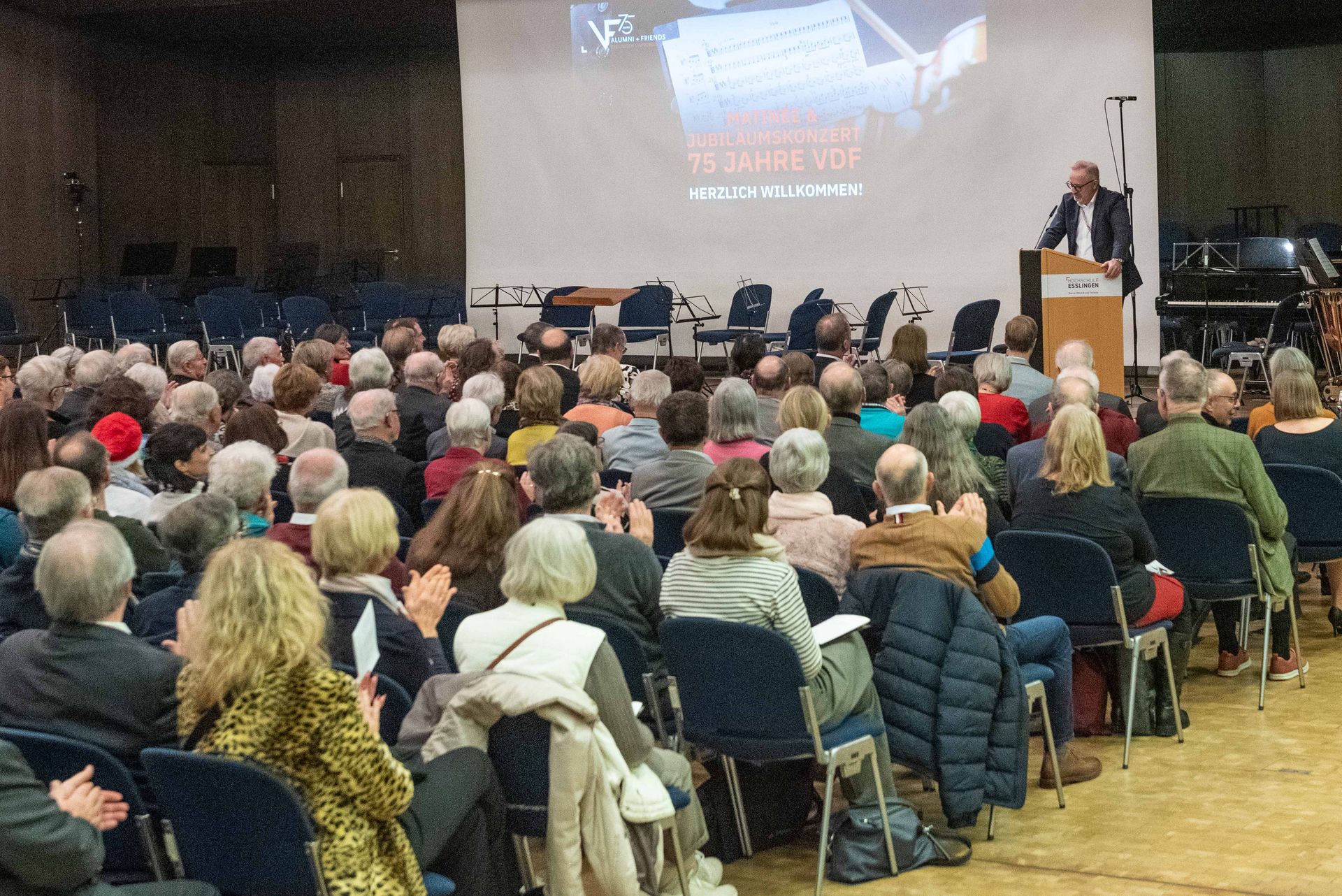 Ein Redner spricht in der Aula 